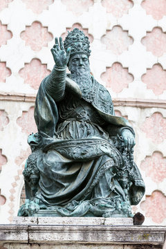 Photograph of the bronze statue of Pope Julius III, in front of the Cathedral of San Lorenzo in Perugia, Italy. Very detailed hd image.