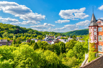 Naklejka premium Blick über Gemünd Richtung Urfttal in der Eifel