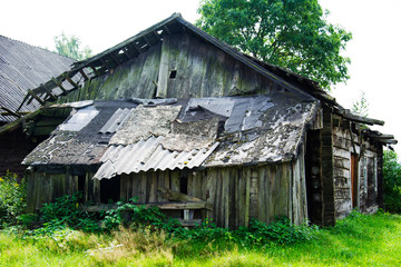 an old abandoned house with a ruined roof