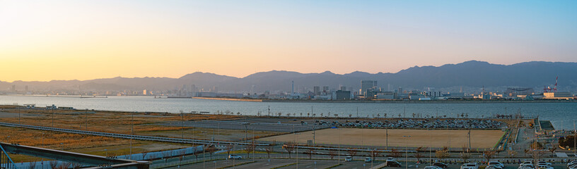 Obraz premium 神戸空港から眺む神戸市の都市風景