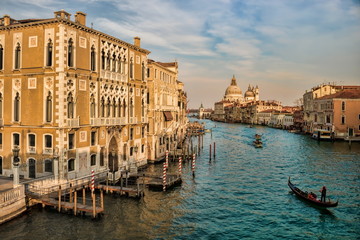 palazzo cavalli franchetti und santa maria della salute am canale grande in venedig, italien