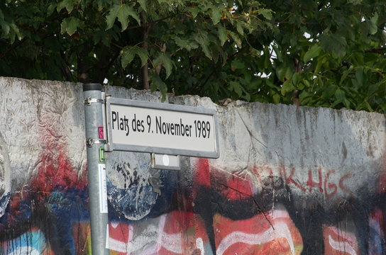 Straßenschild am ehemaligen Grenzübergang Bornholmer Straße