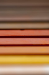 Kolorowe kredki zdjęcie makro, cieple kolory. 