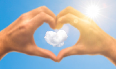 Herzwolke und Herz aus Händen