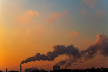 viel Rauch tritt aus Schornsteinen aus und verschmutzt die Umwelt