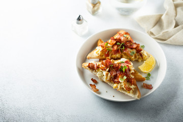 Scrambled eggs with bacon on toast