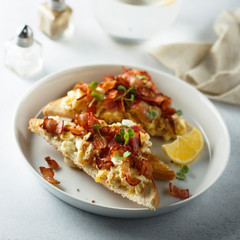 Scrambled eggs with bacon on toast