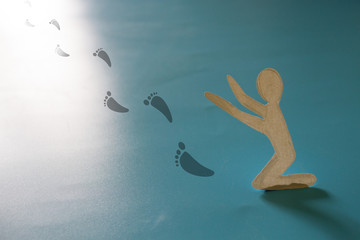 Kneeling paper person
