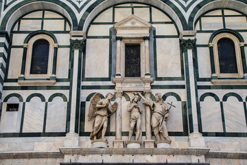 Est&aacute;tuas, bustos e medalh&otilde;es de paredes coladas a v&aacute;rias fachadas da cidade e parques em toda a Europa, obras colocadas nas ruas para embelezar as cidades.