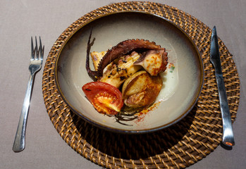 plato de pulpo con patata y tomate