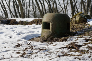 mała stalowa kopuła obserwacyjna poniemieckiego bunkra zimą © qrrr
