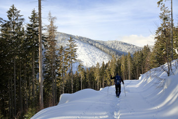 zimowa wędrówka piesza w górach
