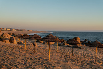 Bastschirme am Strand