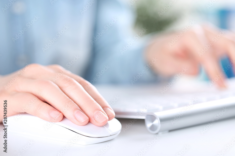 Fototapete Female hands using mouse and typing on computer keyboard