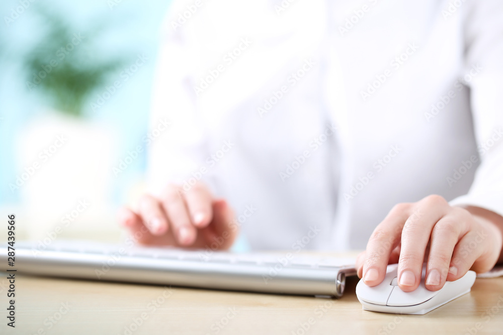 Fototapete female hands using mouse and typing on computer keyboard