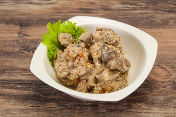 Chicken liver with cream and dry tomatoes
