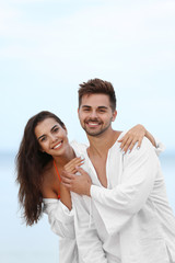 Obraz premium Happy young couple spending time together on beach