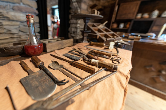 Strumenti medioevali e antichi di arti e mestieri, intaglio, incisione, lavorazione legno, scolpitura