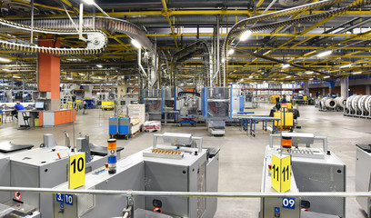 Maschinen in einer Fabrik - moderne Industrieanlage. Interieur und Transportsysteme in einer...