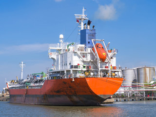  Ship oil tankers