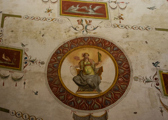 Estátuas, bustos e medalhões de paredes coladas a várias fachadas da cidade e parques em toda a Europa, obras colocadas nas ruas para embelezar as cidades.