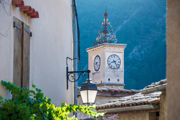 Clocher provençal traditionnel et horloge du village de Serres, Hautes-Alpes, France