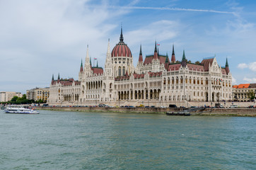 Fototapeta premium Budynek parlamentu węgierskiego nad brzegiem Dunaju w Budapeszcie
