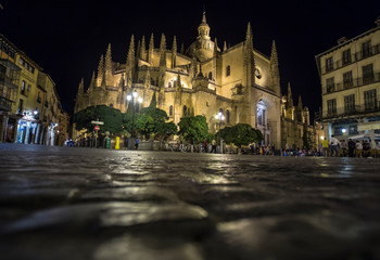 Fototapeta na wymiar Segovia, Castilla y Leon / Spain »; Autumn 2019: The lights of the Cathedral of Segovia at night