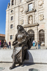 Fototapeta na wymiar Avila, Castilla y Leon / Spain »; Fall of 2019: A beautiful winged statue of the Cathedral of Avila