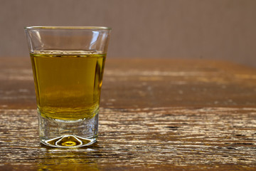 copo de cachaça na mesa de madeira