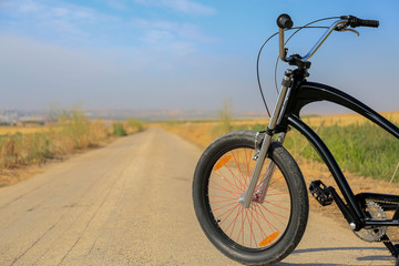 Fototapeta na wymiar Bicicleta preparada para salir en ruta 