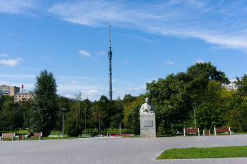 Obraz premium Ostankino television tower seen from the VDNKh park in moscow russia