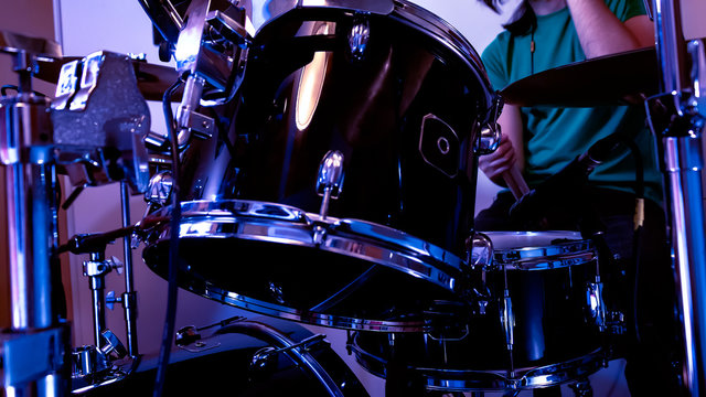 Redoblante  y tomb de bateria. Bordes cromados, tambores negros. Intrumento musical. Sesión de estudio.  - Powered by Adobe