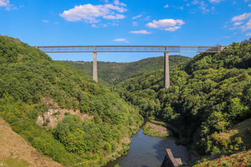 Fototapeta na wymiar Auvergne - Puy-de-Dôme - Sauret-Besserve - La Sioule et le viaduc des Fades