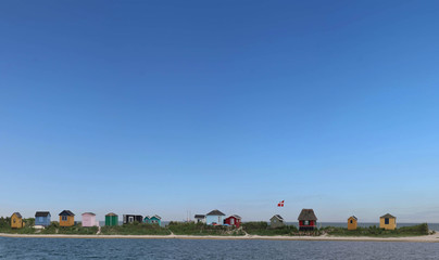 Insel Aeroe in Dänemark mit bunten Strandhäusern und viel Himmel
