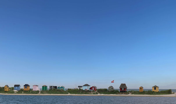 Insel Aeroe in D&auml;nemark mit bunten Strandh&auml;usern und viel Himmel