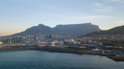 Fototapeta na wymiar table mountain in cape town with the waterfront