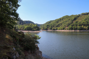 Fototapeta na wymiar Auvergne-Rhône-Alpes - Puy-de-Dôme - Lac du Barrage de Besserve
