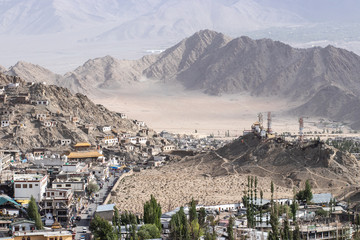 Obraz premium Landscape of empty space and houses at Leh-Ladakh city with blue sky