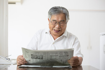 日常生活、新聞を読む日本人シニア