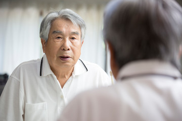 鏡を見る日本人のシニア男性