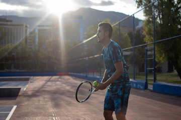 Hombre adulto latino con barba de camiseta azul en pantaloneta jugando tenis  con amigo en cancha...