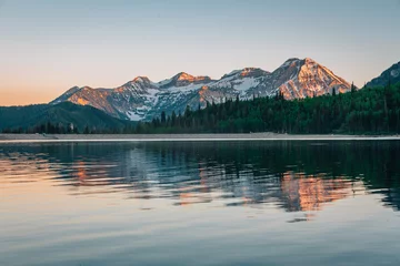 Fotobehang Mountains reflecting in Silver Lake Flat Reservoir at sunset, near the Alpine Loop Scenic Byway in American Fork Canyon, Uinta-Wasatch-Cache National Forest, Utah © jonbilous