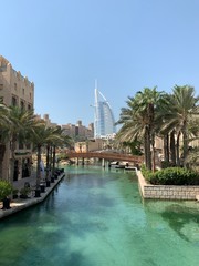 Burj Al Arab vue depuis un canal à Dubaï, Émirats arabes unis	