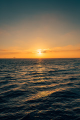 Fototapeta na wymiar Sunset over the Pacific Ocean in Huntington Beach, Orange County, California