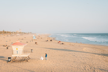 Fototapeta na wymiar Evening view of the beach in Huntington Beach, Orange County, California