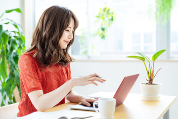 PCを使う女性