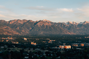 Fototapeta premium View of distant mountains at sunset from Ensign Peak, in Salt Lake City, Utah