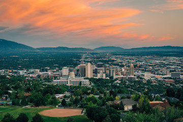Obraz premium View of downtown at sunset, from Ensign Peak, in Salt Lake City, Utah