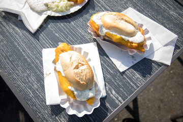 Seelachs Backfisch im Bierteig als Fischbrötchen und als Teller mit Remoulade, Pommes, Mayonnaise,...